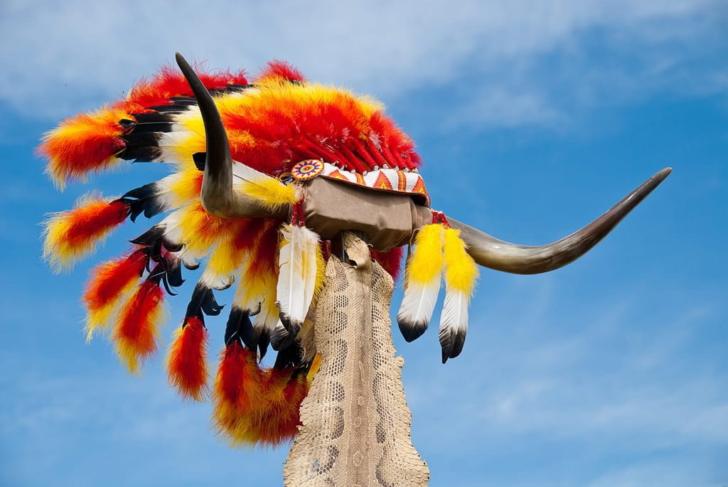a picture of a Native American headdress