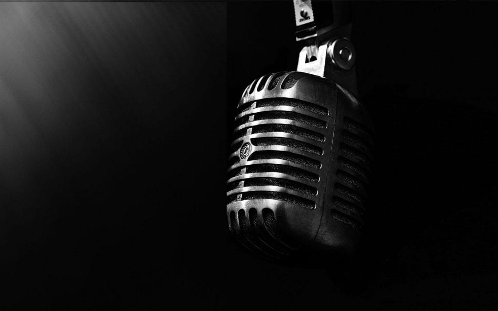 a black and white pic of a microphone