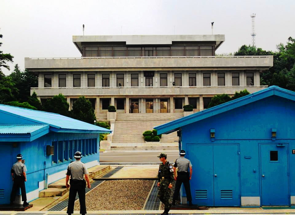 a picture of the DMZ between north and south Korea