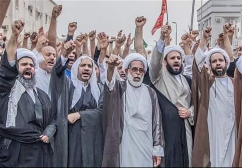 An image showing Shia Muslims in Saudi Arabia protesting the bombing of one of their mosques.