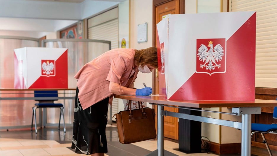 Polish citizen votes in the election. Source: Yahoo Images